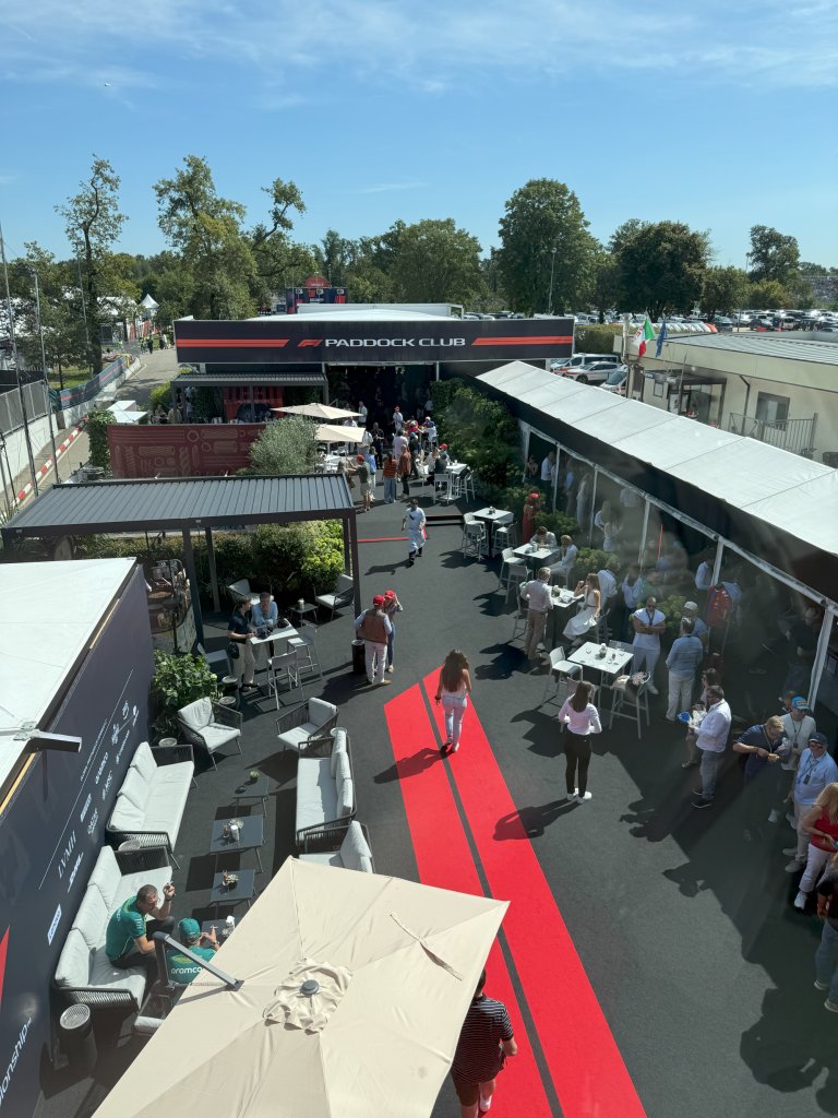 Изглед от Paddock Club към входа, Engineering Hub (горе вляво) и зоната с мърч.