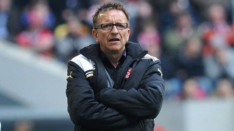 Норберт Майер
През 2005 Майер е начело на Дуисбург и по време на мач влиза в остра дискусия с халфа на Кьолн Алберт Страйт. Двамата се бутат и се удрят, съдията гони Страйт, а Майер пада на земята като се държи за лицето. По-късно става ясно, че треньорът е симулирал и е уволнен от клуба.