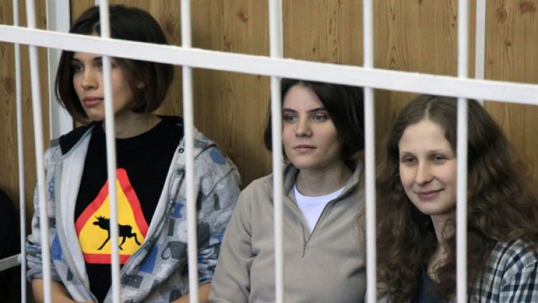 В затвора Надя, Катя и Маша (отляво надясно) станаха знаменитости, но откакто излязоха за тях стана сложно 