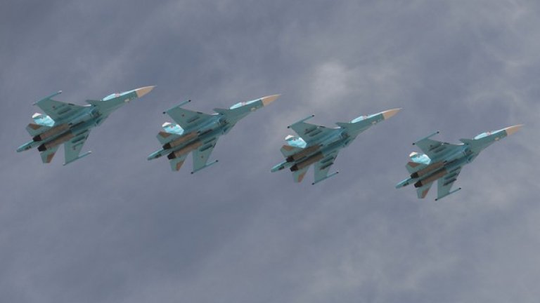 Руски бомбардировачи Су-34 започнаха днес да нанасят удари по обекти за добив, переработка и транспортиране на нефт от терористичната организация "Ислямска държава"

На снимката: Су-34 по време на Военния парад в Москва на 9 май, 2015