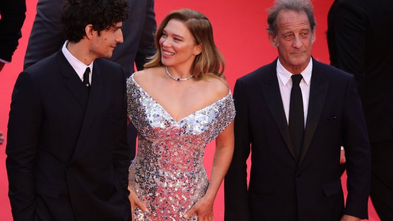 Френската звезда Леа Сейду позира в рокля от пайети.