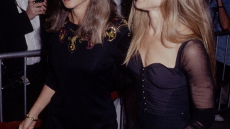 Актрисата Линда Хамилтън има еднояйчна близначка, която работи като медицинска сестра. Лесли също има своя актьорски момент - появява се като двойник на Линда в "Терминатор 2" през 1991 година