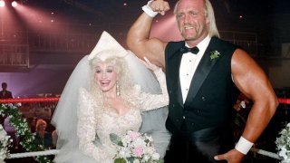 Хълк Хоган и Доли Партън, звезда в кънтри музиката от края на миналия век. Хоган е носител на куп награди като "Най-вдъхновяващ кечист", например, а 6 пъти е печелил и Wrestlemania.