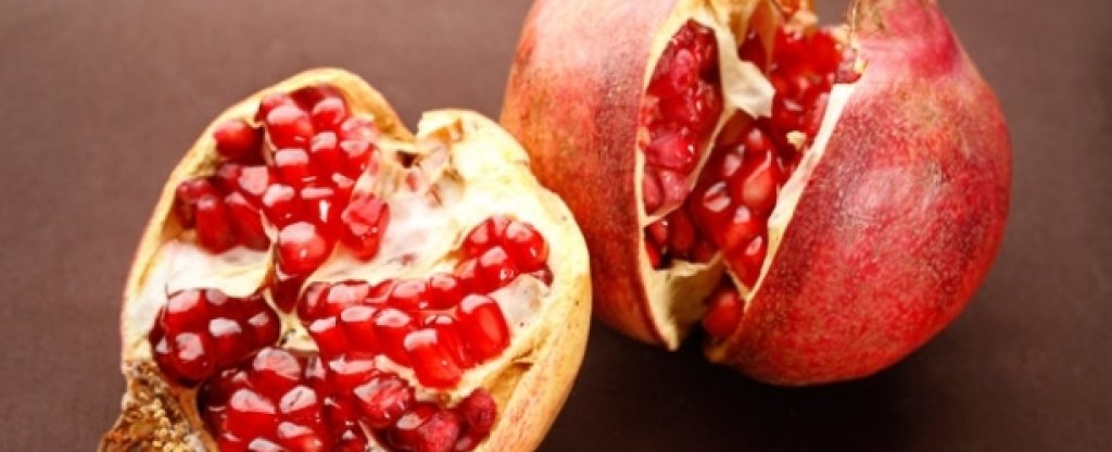 9. Нар
Половин чаша сок от нар осигурява около 3,5 гр фибри и е много вкусен начин да забързате метаболизма си. Този суперплод е богат и на полифеноли – антиоксиданти, които помагат при подувания и се бори с токсини.
