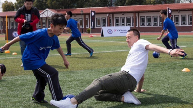 Джон Тери по време на поредната си визита в най-многолюдната страна.