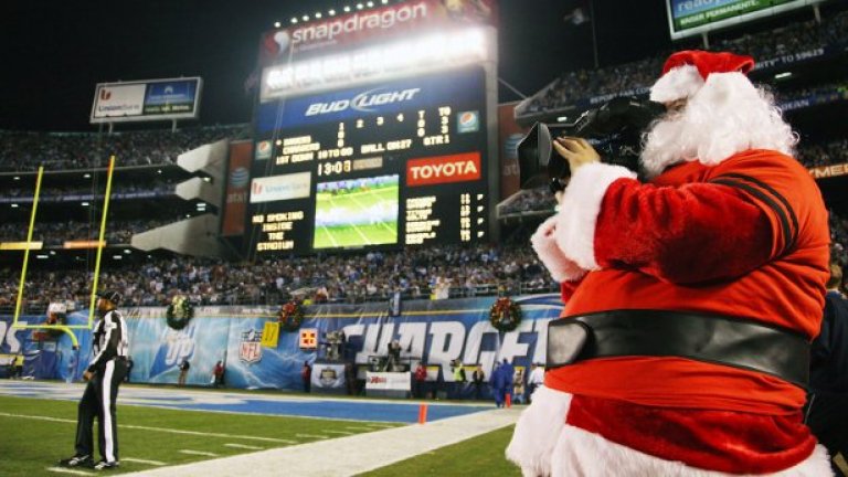Тв оператор, облечен като Дядо Коледа на Qualcomm Stadium, Сан Диего, Калифорния