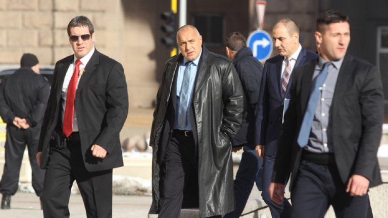 Бойко Борисов с черния си шлифер, който носеше по времето, когато бе секретар на МВР, придружен от Цветан Цветанов на път към президенството.