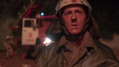 "Чернобил" (Chernobyl)

Изненадващият хит на HBO дълго ще продължава да попада в списъците за най-добри минисериали. В рамките на само 5 епизода сценаристът Крейг Мазин през очите на няколко персонажи разказва за един от най-страшните инциденти в съвременната човешка история - аварията в чернобилската атомна електроцентрала. "Чернобил" показва аварията, политическата реакция, човешките трагедии... Един от наистина големите му успехи е и това как успява да илюстрира невидимата смъртоносна заплаха, която радиацията представлява. Не просто минисериал, а един ценен урок, който можете да изгледате или да си припомните в HBO GO.