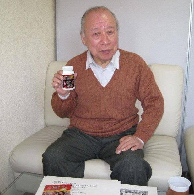 Най-възрастният порно актьор в света
Най-възрастният порно актьор се казва Шидео Токуда. Години наред той е работил като пътнически агент в Япония. Когато се пенсионира на 60 години обаче, решава да се посвети на нещо друго, освен на почивка. Сега Токуда е на около 80 години и вече е участвал в над 350 филма за възрастни. Ето още интересни факти за Токуда: 1. Той често се снима с друга възрастна порно звезда - Фуджико Ито, която е на 75 години. 2. По всичко изглежда, че съпругата на Токуда, която е на 45 години, не е била наясно, че той се снима в порно филми. През цялото време тя мислела, че той ходи за риба. Е, това последното не е напълно сигурно...