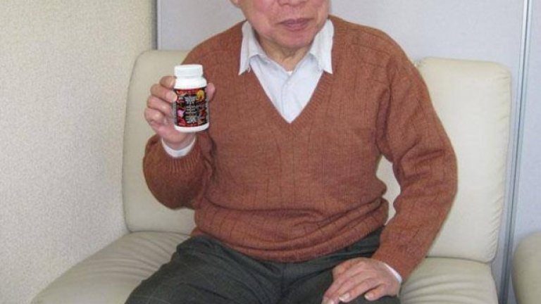 Най-възрастният порно актьор в света
Най-възрастният порно актьор се казва Шидео Токуда. Години наред той е работил като пътнически агент в Япония. Когато се пенсионира на 60 години обаче, решава да се посвети на нещо друго, освен на почивка. Сега Токуда е на около 80 години и вече е участвал в над 350 филма за възрастни. Ето още интересни факти за Токуда: 1. Той често се снима с друга възрастна порно звезда - Фуджико Ито, която е на 75 години. 2. По всичко изглежда, че съпругата на Токуда, която е на 45 години, не е била наясно, че той се снима в порно филми. През цялото време тя мислела, че той ходи за риба. Е, това последното не е напълно сигурно...