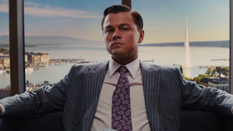 9. "Вълкът от Уолстрийт" (The Wolf of Wall Street, 2013)
Макар и да не е най-добрият  филм на Скорсезе, превъплъщението на Ди Каприо в ролята на брокера и спекулант Джордан Белфорд е толкова зашеметяващо, че със сигурност месеци след като сте гледали филма, ще се сещате за забавлението, което ви осигурява Ди Каприо - като ту пълзи, ту лети - буквално. За филма е писано достатъчно и, понеже един актьор не може да направи сам всичко, нека уточним, че не особено високата позиция в тази класация съвсем не е по негова вина.