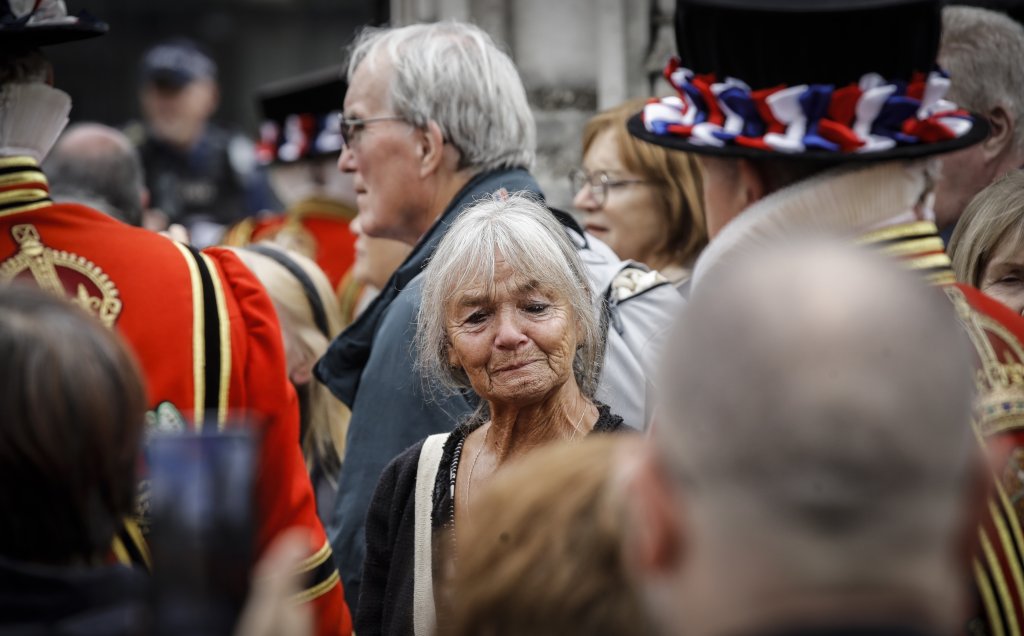 Огромни опашки от хора чакат по 5 часа за последно сбогом с кралица Елизабет II (Снимки)
