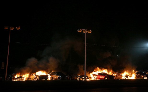 През нощта бяха запалени магазини и автомобили, изпочупени са стъклата на патрулни коли. Протестиращите са нахлули с взлом в сградите на полицията, които също са били запалени.
