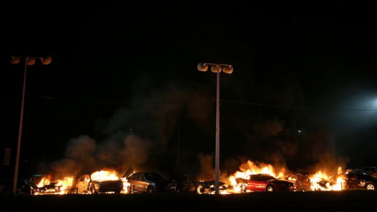 През нощта бяха запалени магазини и автомобили, изпочупени са стъклата на патрулни коли. Протестиращите са нахлули с взлом в сградите на полицията, които също са били запалени.
