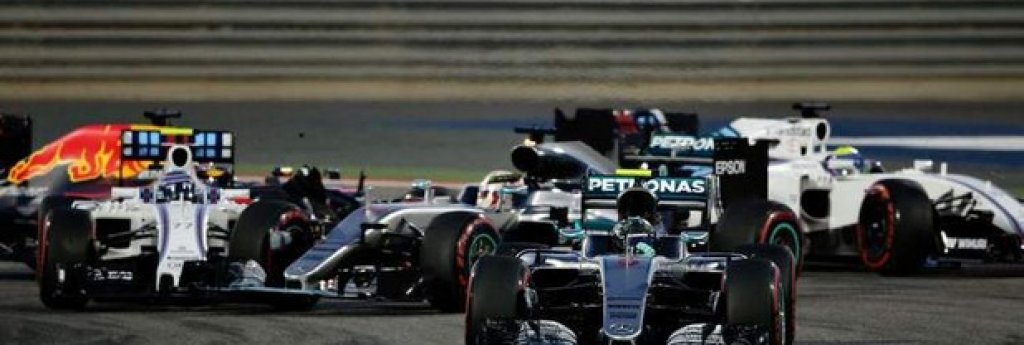 Нико Розберг се измъква от първия завой след старта в Бахрейн, но Люис Хамилтън изостана заради удар с Валтери Ботас