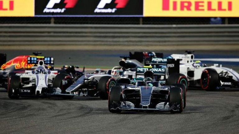 Нико Розберг се измъква от първия завой след старта в Бахрейн, но Люис Хамилтън изостана заради удар с Валтери Ботас