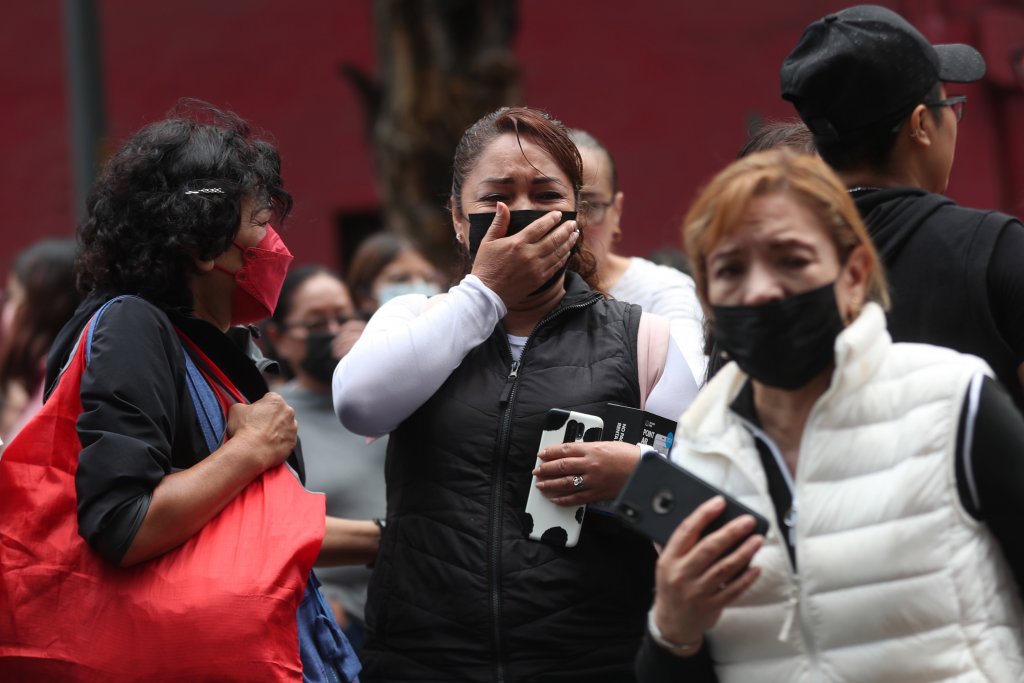 Десетки хиляди мексиканци излязоха панически по улиците, само часове след учение за реагиране при земетресения