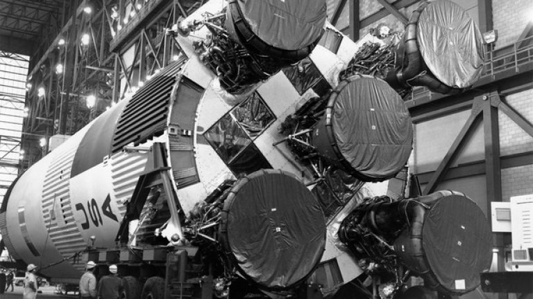 2 февруари 1969г. Работници подготвят първата степен от ракетата за сглобяване