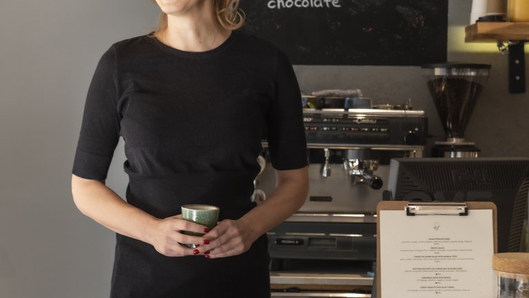 Когато обаче се появява „Паралел 43", му се посвещава напълно.