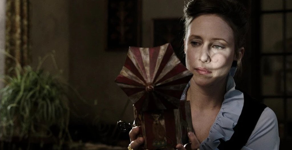 5. “Заклинанието” (2013 г.)
Оценка в IMDb: 7,5 от 10 звезди
Филмът, вдъхновен от истински събития, разказва за семейство, което се нанася в мечтания си дом – просторна къща в покрайнините, закупена след години спестявания. Но още през първата им вечер те стават мишена за редица необясними явления. И за да се справят с тях, семейството търси помощта на известните парапсихолози Ед и Лорейн Уорън.