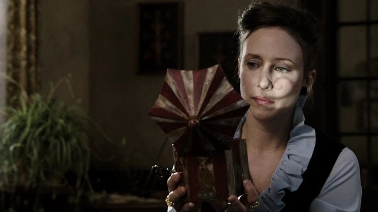 5. “Заклинанието” (2013 г.)
Оценка в IMDb: 7,5 от 10 звезди
Филмът, вдъхновен от истински събития, разказва за семейство, което се нанася в мечтания си дом – просторна къща в покрайнините, закупена след години спестявания. Но още през първата им вечер те стават мишена за редица необясними явления. И за да се справят с тях, семейството търси помощта на известните парапсихолози Ед и Лорейн Уорън.