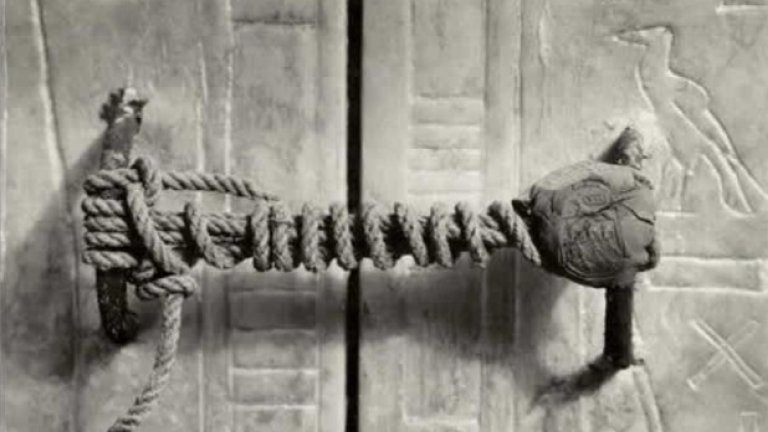 Счупената дръжка на гробницата на Тутанкамон, 1922 година, която е седяла до този момент 3245 години недокосвана