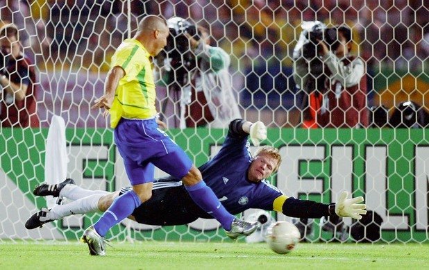 2002 г. Финал Бразилия - Германия (2:0).
Роналдо, играч №1 на първенството, използва грешката на Оливер Кан - играч №2 на първенството, и вкарва за Бразилия на финала. С два негови гола селесао спечели петата си купа.