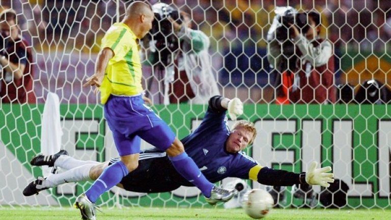 2002 г. Финал Бразилия - Германия (2:0).
Роналдо, играч №1 на първенството, използва грешката на Оливер Кан - играч №2 на първенството, и вкарва за Бразилия на финала. С два негови гола селесао спечели петата си купа.
