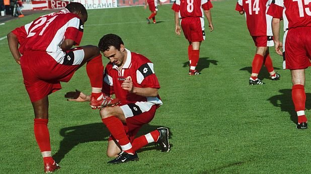 Португалецът Брито лъска обувката на южноафриканеца Мукаси след първия му гол за победата с 3:0 през 2002 г.