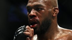 Един от мачовете на годината в UFC пропадна, Джоунс се контузи