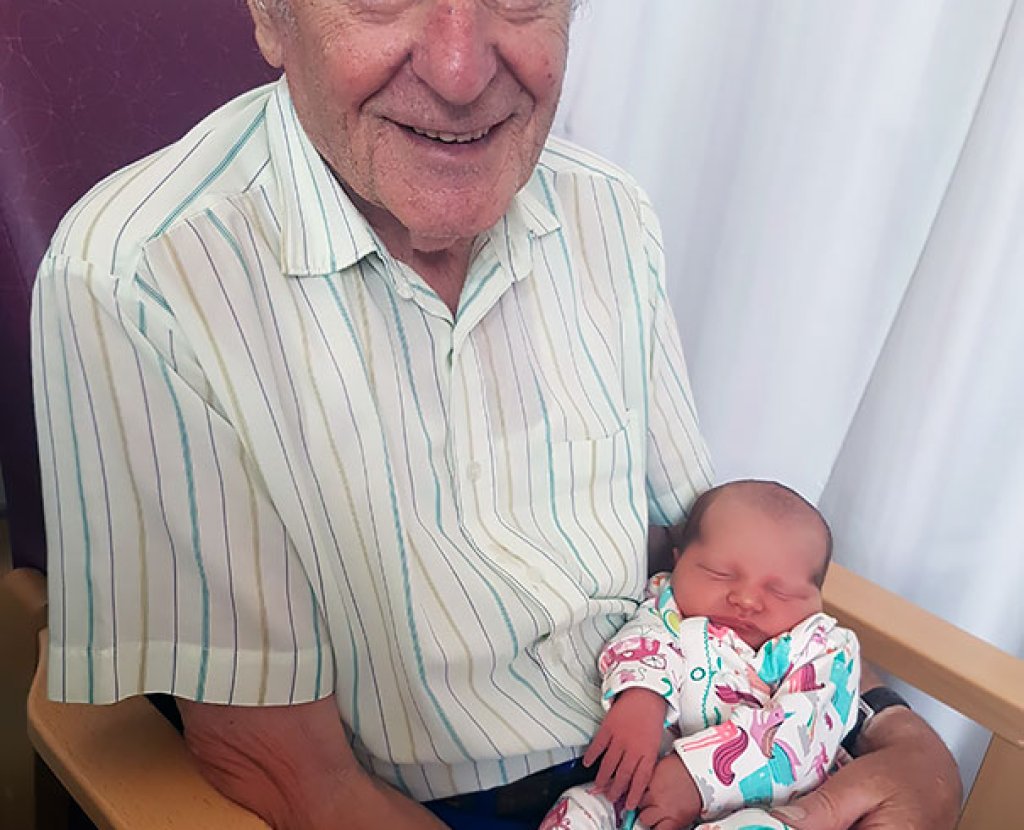 87-годишен дядо за първи път държи в ръце внучката си