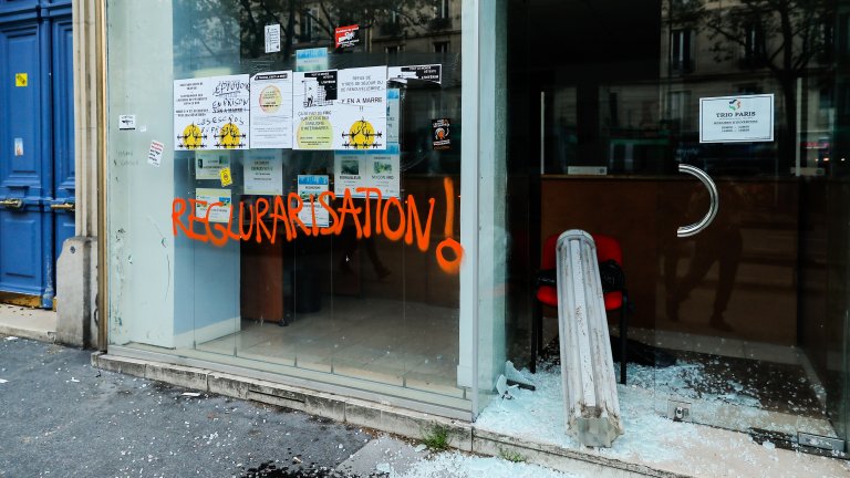 Стотици арестувани, палежи и сълзотворен газ за Деня на труда във Франция