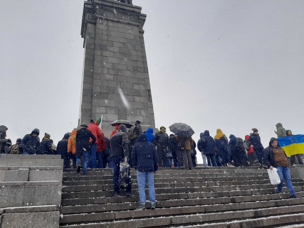 Протестът пред МОЧА: Украински знамена и надписи, които ще се пазят (Видео)