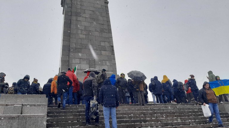 Протестът пред МОЧА: Украински знамена и надписи, които ще се пазят (Видео)