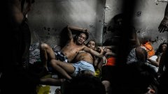 Затворите във Филипините са пълни, след като дилъри и наркозависими се предават на полицията, за да избегнат смърт по улиците на страната