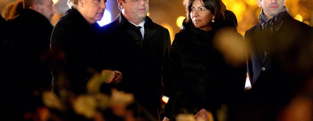 Германският канцлер Ангела Меркел и Франсоа Оланд на поклонение в памет на загиналите при нападенията в Париж