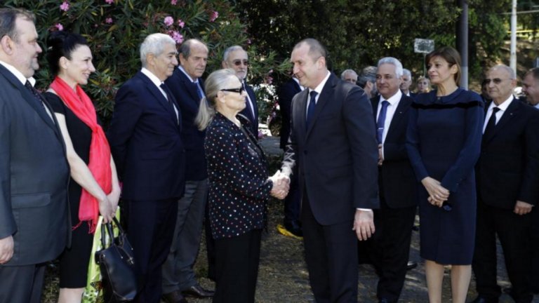 В българската делегация бяха още актрисата Цветана Манева, депутатът Тома Томов и бизнесменът Васил Василев, който организира "детски почетен караул" при Паметника на Васил Левски през февруари 2017