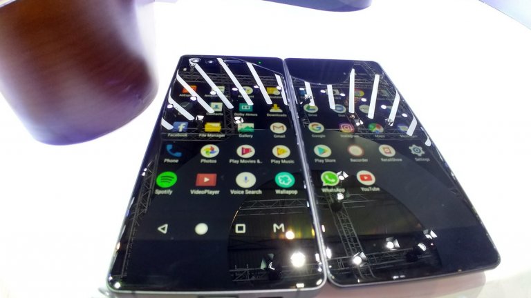 ZTE Axon M 
Ок, това е телефон, който може би няма да видим в България, а и едва ли ще са много хората, които биха си го купили предвид цената, недостатъчната батерия и неособено практичната му структура. Освен това е и ужасно дебел. И вече е представян в САЩ. Но... нямаше как да не ви го покажем, след като вече се предлага и в Европа, а с него ZTЕ привлича поне същото внимание, колкото и с новия си Blade телефон. 
Двата екрана в сгънато състояние са отпред и отзад на панела, за разлика от излезлия преди 6 години Kyocera Echo, където екраните гледат един към друг. Това прави телефонът особено опасен, когато говорим за възможността да го изтървете на земята, дори и с Gorrila Glass 5. 
Камерата за сметка на това е само отпред и когато я използвате в сгънато състояние на телефона може да послужи както за селфита, така и за нормални снимки, зависи на кой екран гледате телефона. В различните режими можете да използвате както двата екрана като един голям, така и като два независими един от друг, което е удобно за мултитаскинг.  
Предвид дизайна, всички бутони са преместени отляво, което най-вероятно означава, че ще ви отнеме време да свикнете с тях. Въпреки, че изглежда любопитно и привлича погледи, в САЩ цената му е 725 долара и едва ли когато пристигне официално в Европа в края на март тя ще стане по-ниска. Но от компанията са обещали да не се отказват от идеята и да представят и нови такива модели. Може би някой от тях ще е по-успешен.