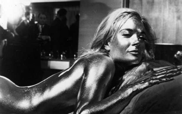 Английската актриса Шърли Ийтън е покрита със злато като момиче на Бонд в "Златният пръст" с участието на Шон Конъри като Бонд - 1964-та