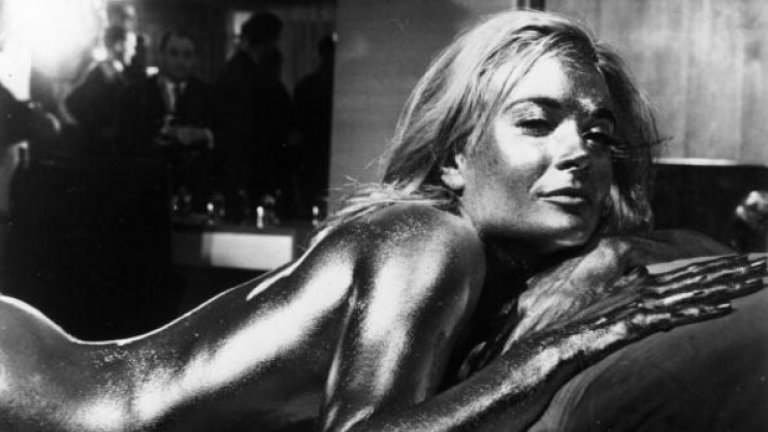 Английската актриса Шърли Ийтън е покрита със злато като момиче на Бонд в "Златният пръст" с участието на Шон Конъри като Бонд - 1964-та