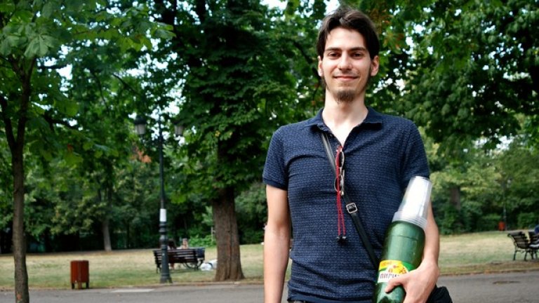 Мартин Минчев е от Велико Търново и се разхожда с огромна бира по централната алея в Борисова."Бирата за мен е течният хляб, както казват. Много моменти съм имал в живота си, свързани с бира. И лоши, и хубави. Никога не съм имал махмурлук досега.Българската бира е супер, живял съм 4 години в Обединеното кралство. Нали знаеш как някои хора казват, че топлата бира е като пикня? Е, там и студената бира е като пикня. Това, което те пият, не е точно бира. Хем не става бирата им, хем е супер скъпа.Като седна с компания и съм си хванал бирата, може и една купичка цаца - това е перфектният момент. Особено на бирфест - още по-добре. Призовавам всеки да си пие, колкото иска, това е добре."