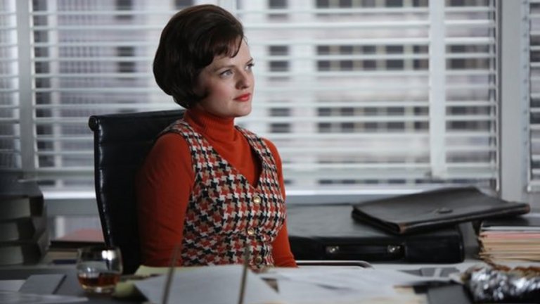 Участието в сериала "Момчетата от Медисън Авеню" в ролята на секретарката Пеги Олсън донесе на Мос световна известност - както и куп награди, включително номинация за "Златен глобус".