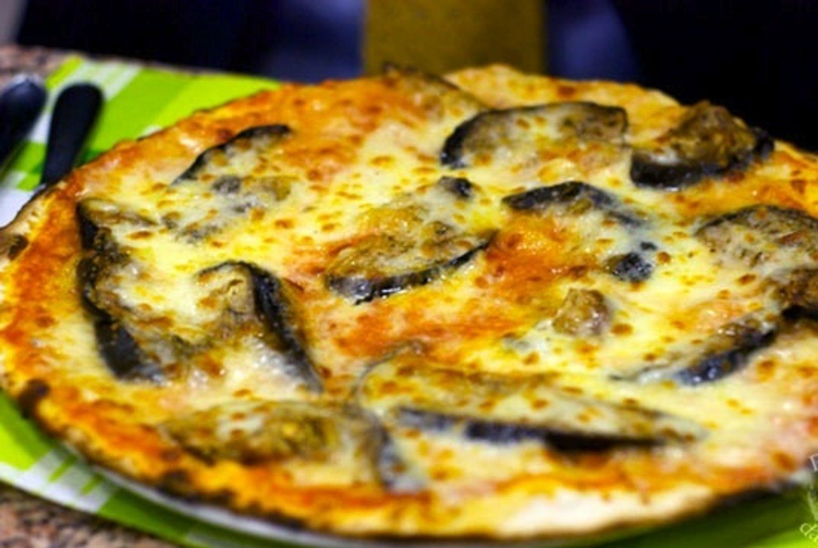 Кръглата неаполитанска пица много зависи от способностите на пицаря, защото колкото по-влажно е тестото, толкова по-трудно е да се меси после. Печенето продължава само минута с печка на дърва, където понякога температурата достига до над 500 градуса.