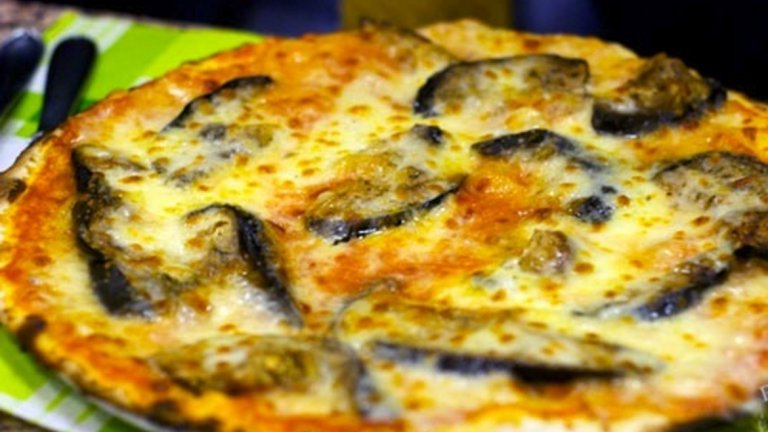 Кръглата неаполитанска пица много зависи от способностите на пицаря, защото колкото по-влажно е тестото, толкова по-трудно е да се меси после. Печенето продължава само минута с печка на дърва, където понякога температурата достига до над 500 градуса.