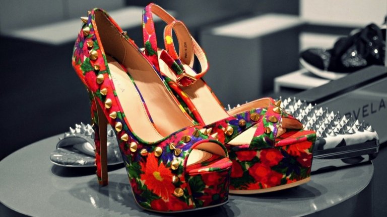 Много цветове и детайли 
Не само маратонките са цветни - цветни са и обувките и сандалите за ежедневието. Но освен това те са и с много детайли - връзки, пера, камъни, каишки, синджири, бродерии, капси и каквото още се сетите, че може да украсява една обувка. Този избор е подходящ и за по-екстравагантни натури, които не се свенят да експериментират с комбинациите.
А след този кратък преглед на тенденциите в обувките, преди да купите нови, проверете дали не сте затворили в някои шкаф нещо, което това лято да се окаже особено актуално.