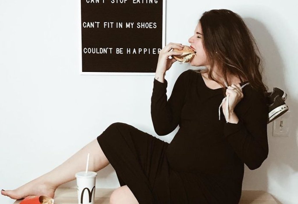 pregnant-mom-letter-board-messages-maya-vorderstrasse-2-599a811111e19__700