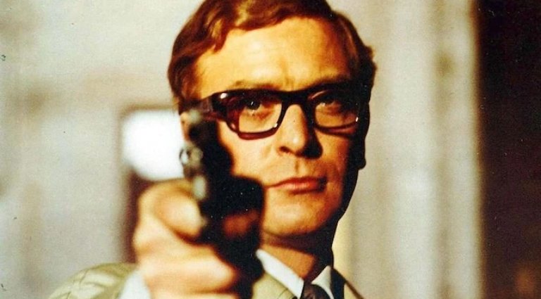Невероятният Майкъл Кейн е човекът, който оформя Хари Палмър като "анти-Бонд" героя шпионин. И макар персонажът му никога да не става толкова известен, колкото е 007, той все пак има култов статут във Великобритания.