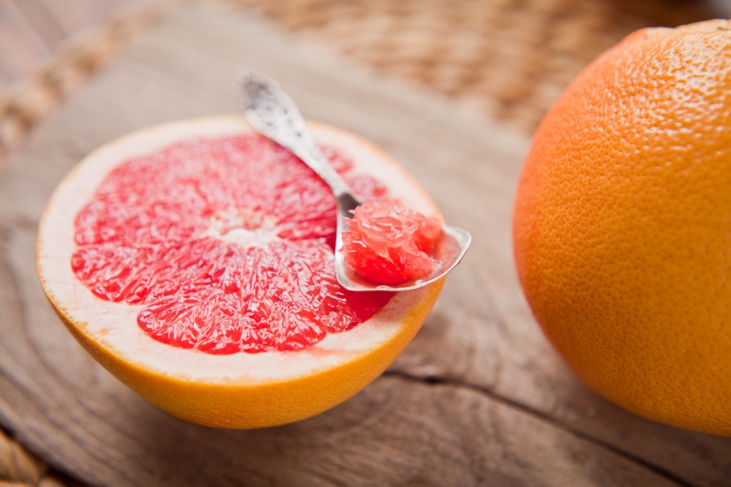 Грейпфрути

Може малко да нагарчат, но пък имат много ниско съдържание на фруктоза и са с нисък гликемичен индекс. Това означава, че имат благоприятно въздействие върху кръвната захар и не стимулират нейното покачване.

В същото време грейпфрутът е пълен с витамин C, вода и фибри. Последните пък винаги действат добре на храносмилателната система.