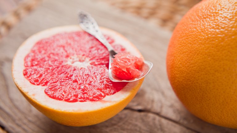 Грейпфрути

Може малко да нагарчат, но пък имат много ниско съдържание на фруктоза и са с нисък гликемичен индекс. Това означава, че имат благоприятно въздействие върху кръвната захар и не стимулират нейното покачване.

В същото време грейпфрутът е пълен с витамин C, вода и фибри. Последните пък винаги действат добре на храносмилателната система.