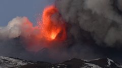 Вулканът Етна изригна отново, затвориха близкото летище (снимки)